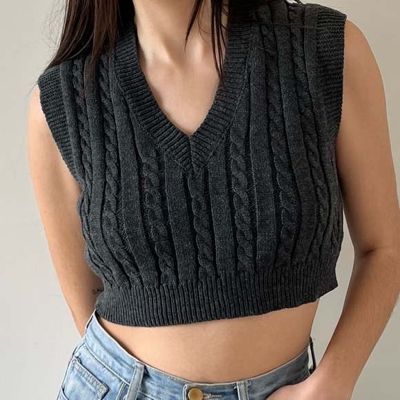 ☕️ charcoal cable knit cropped vest - Picture 2 of 3